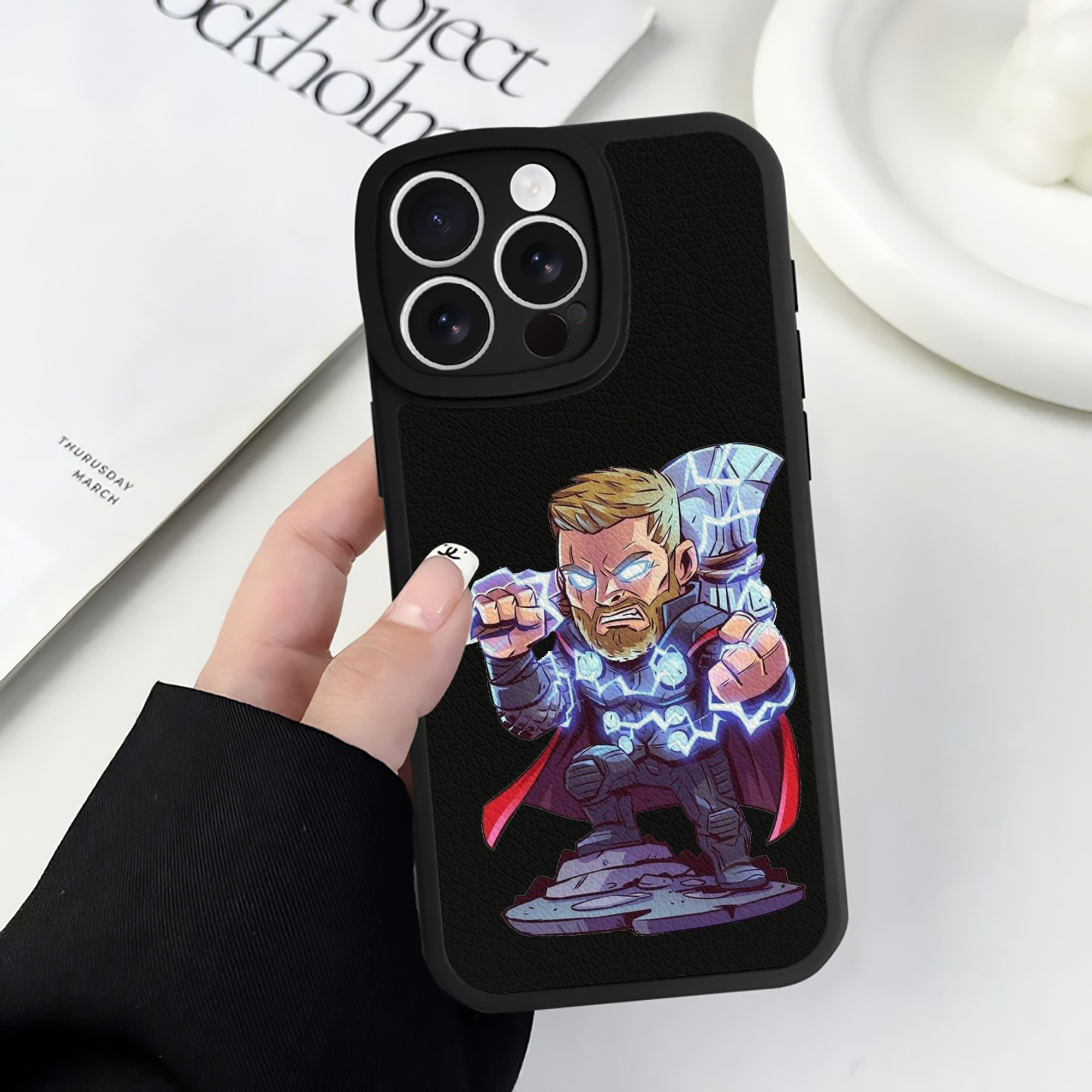 （画像用） アベンジャーズ The Avengers 【iPhone 16シリーズ対応】シリコンスマホケース（レザー調） 材質：シリコン